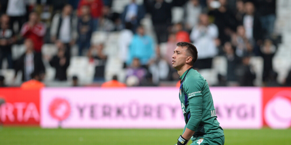 Urugvajas futbola izlases vārtsargs Turcijas čempionāta spēlē gūst šausminošu traumu
