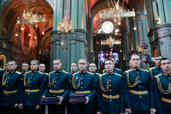 Krievu militāristi svētku dievkalpojumā it nemaz neizprata, kā jāuzvedas baznīcā.