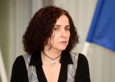 Izglītības un zinātnes ministre Ilga Šuplinska piedalās preses konferencē, kurā informē par augstākās izglītības absolventu monitoringa ieviešanu.