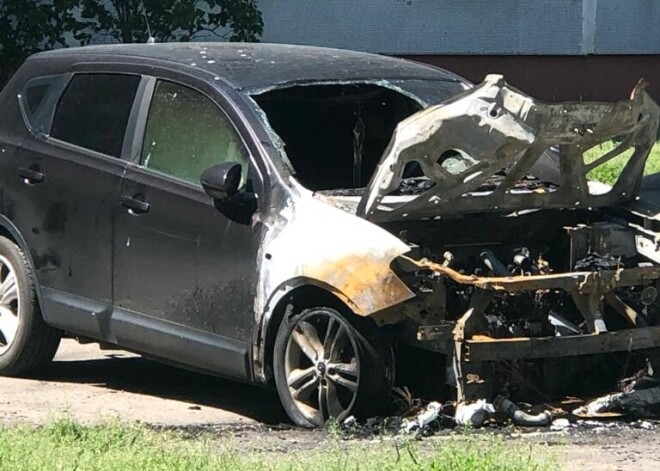 FOTO: vai Ziepniekkalnā uzdarbojas dedzinātājs? Daudzdzīvokļu nama pagalmā neskaidros apstākļos nodeg automašīna