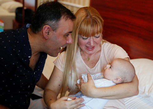 Skaudri ukraiņu surogātmāšu stāsti un skandāls ar sajauktiem embrijiem - realitāte Ukrainā