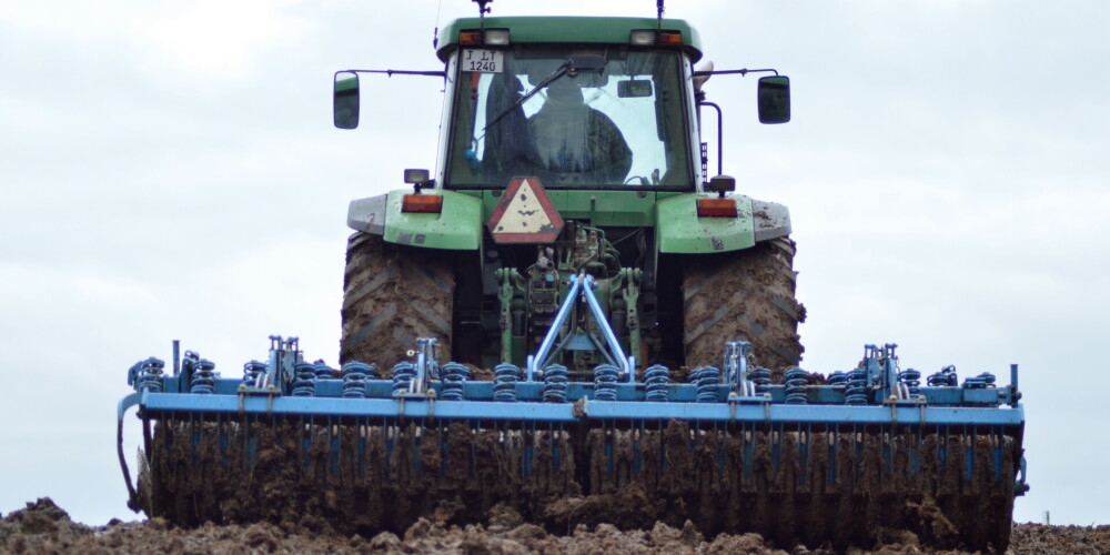 Traktors apar laukus.