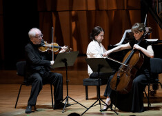 100 klausītāji Cēsīs klātienē baudījuši pasaulslavenā vijolnieka Gidona Krēmera uzstāšanos