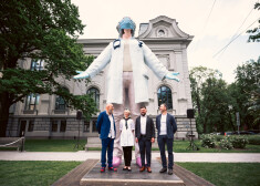 Ar vērienīgas skulptūras atklāšanu Rīgā sabiedrība pateicas mediķiem