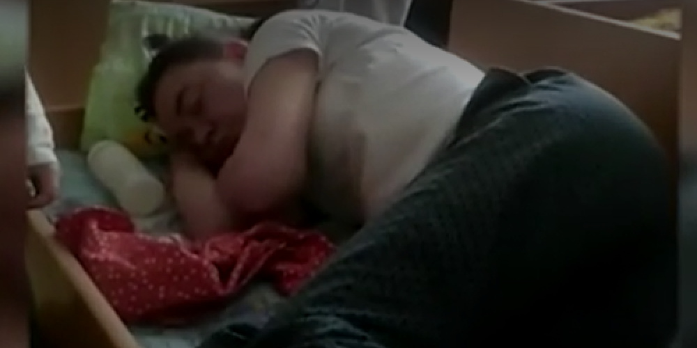 Дети бегали без присмотра: воспитательницу оштрафовали за сон в детской кроватке