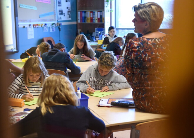 No šī gada septembra palielinās pedagogu zemāko mēnešalgu