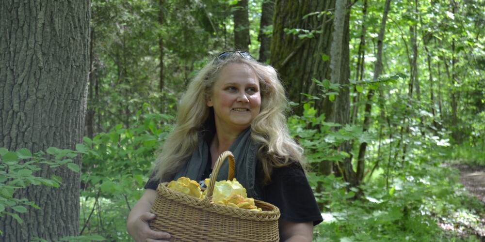 Rakstniece Maija Pohodņeva ar savu guvumu.