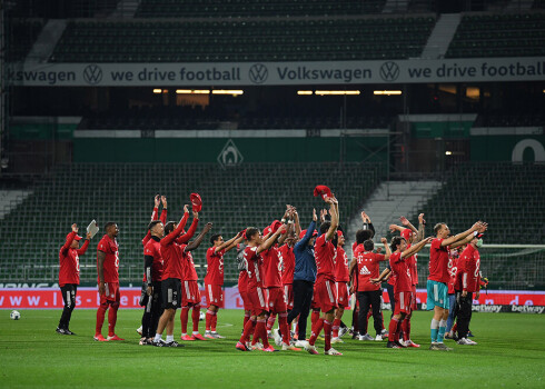 Minhenes "Bayern" futbolisti priecājas par uzvaru mačā un bundeslīgā.