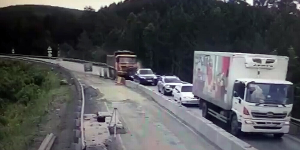 VIDEO: briesmīga avārija Krievijā, kur smagais auto aizslauka mašīnu kolonnu