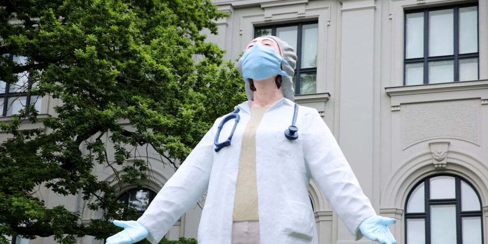 Iespaidīgā mediķes skulptūra Rīgā iekarojusi ārvalstu mediju uzmanību; ārzemnieki jūsmo