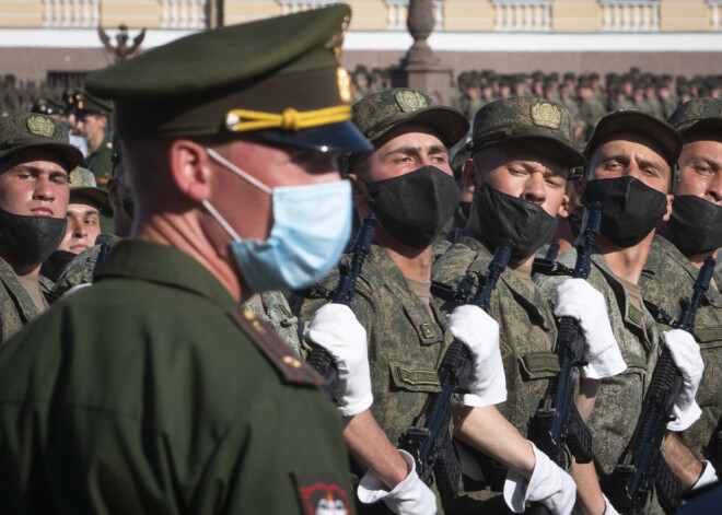 Bažās par Covid-19 Krievijas pilsētas atceļ militārās parādes