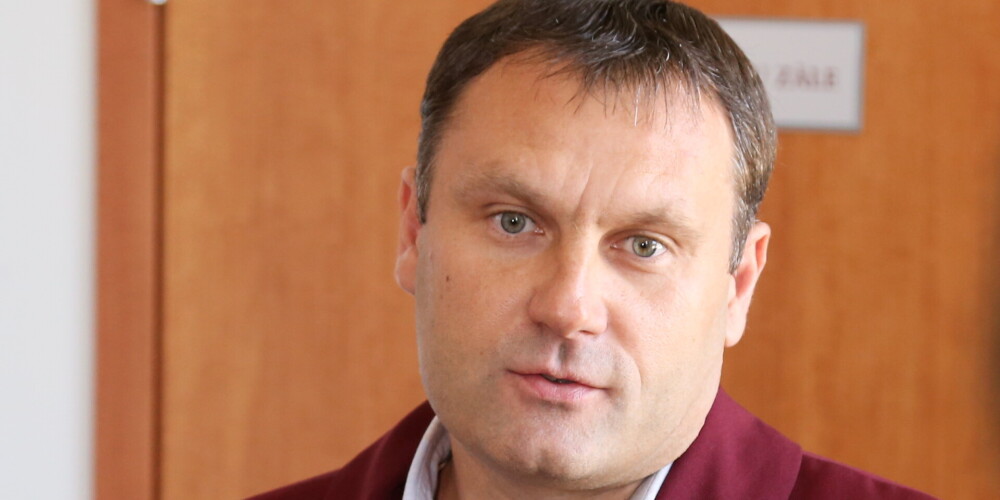 Juris Stukāns ir ģenerālprokurors un Rīgas apgabaltiesas Krimināllietu tiesas kolēģijas priekšsēdētājs. 1972.gadā dzimušais Stukāns ir arī Tieslietu padomes loceklis. Stukāns savulaik strādājis Iekšlietu ministrijas Informācijas centrā, kā arī Tieslietu ministrijas Publisko tiesību departamenta Kriminālo un procesuālo tiesību nodaļā. Tāpat viņš strādājis par Rīgas pilsētas Ziemeļu rajona tiesas tiesnesi un tiesas priekšsēdētāja vietnieku. Stukāns arī iepriekš bijis Rīgas apgabaltiesas priekšsēdētāja pienākumu izpildītājs. Stukāns savulaik studējis nu jau likvidētajā Latvijas Policijas akadēmijā un Latvijas Universitātes Ekonomikas un vadības fakultātē. Pagājušā gadā ar Rīgas Stradiņa universitātes Juridiskās zinātnes promocijas padomes lēmumu viņam piešķirts tiesību zinātnes doktora zinātniskais krimināltiesību apakšnozarē.