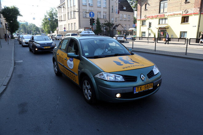 Protesta brauciena dalībnieki pie Satiksmes ministrijas protestē pret fiksēto tarifu neatbilstību patiesajiem skaitītāju rādījumiem.