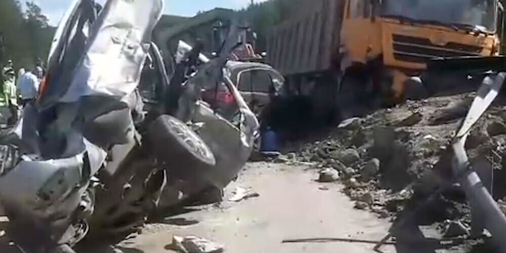 Šausminošajā avārijā Krievijā, kur kravas auto aiz sevis atstāja salocītu metālu čupu, parādās jauna notikušā versija