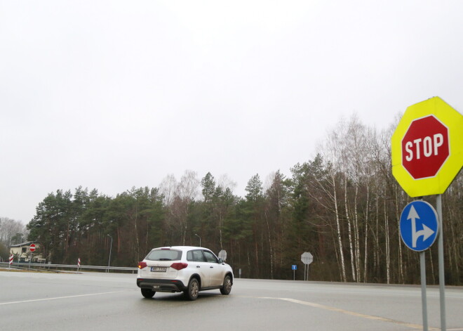 Medemciema krustojumā uz Jelgavas šosejas slēgti kreisie pagriezieni