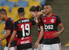 Riodežaneiro "Flamengo" futbolisti priecājas par vārtu guvumu.