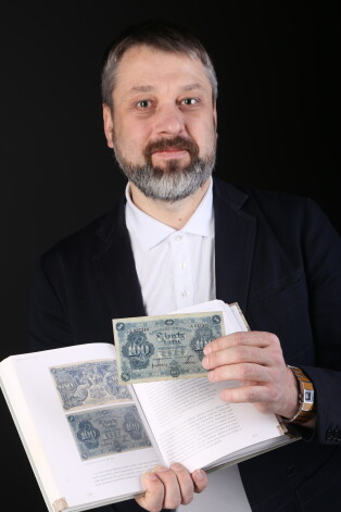 Banknošu kolekcionārs Pēteris Sičevs.