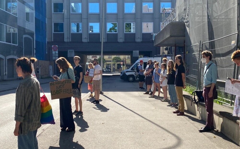 Pie Polijas vēstniecības aptuveni 35 cilvēki pulcējušies LGBT+ kopienas atbalstam