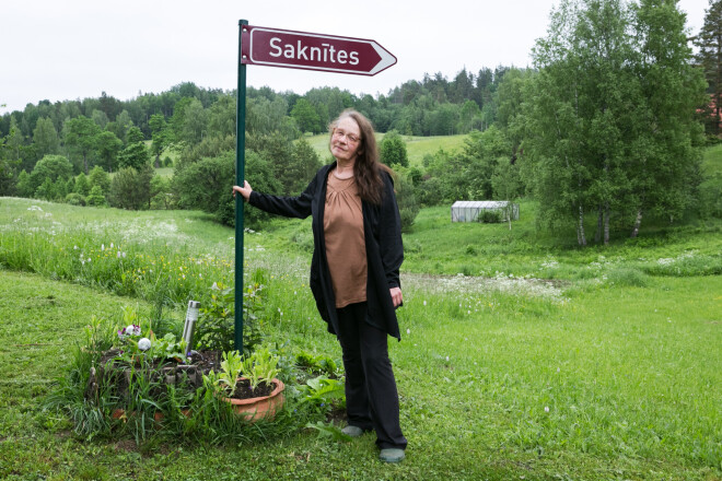 Mājas saimniece Maija Vegnere ar apmeklētāju ziedojumiem cer sakrāt naudu, lai leģendārajai dzimtas mājai uzliktu jaunu jumtu. Viņa vēlīgi uzņem ekskursantus, kam piedāvā arī iegādāties lauku vistu olas un pašas sieto sieru.