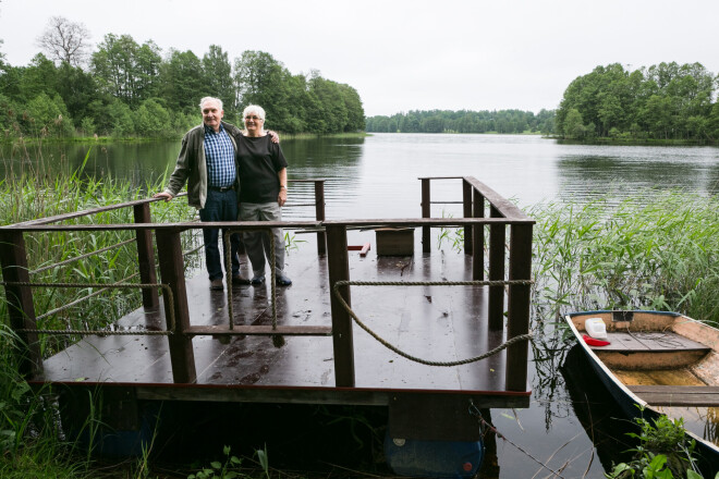 „Šeit mums ir vēl viena romantiskā vieta. Šis ir plosts ar motoriņu. Uzliekam galdu, solus, un vietas pietiek 12 cilvēkiem. Plostu mums uzdāvināja burvīgs meistars, kurš te strādāja. Un tā nu mēs plostojam pa dzīvi!” teic Daina, un Uldis piebilst: „Ar plostu braukājam pa ezeru. Šad tad, kad nav vēja, jo tas jau pret vēju neiet. Tad ir ziepes, tad ir jāairē, ui, kāda gara un apnīkstoša padarīšana!” „Visforšākais bija, kad bija teātra cilvēki sabraukuši, tad uzlikām vēl virsū lielo bleķa katlu, pilnu ar auksto zupu, strēbām to, bija arī vīniņš un viss pārējais,” atminas aktiera kundze.