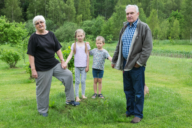 Uldis un Daina ar mazmazbērniem Stellu un Albertu. „Viņi mūs nesauc ne par vecvecākiem, ne opīšiem un omītēm – Uldi viņi sauc Oooo, bet es esmu Nanīte,” atklāj Daina Dumpe.