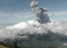 Svētdienas rītā Indonēzijas Javas salā divreiz izvirdis Merapi vulkāns