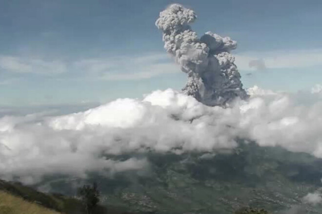 Svētdienas rītā Indonēzijas Javas salā divreiz izvirdis Merapi vulkāns