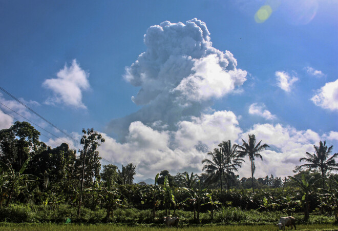 Svētdienas rītā Indonēzijas Javas salā divreiz izvirdis Merapi vulkāns