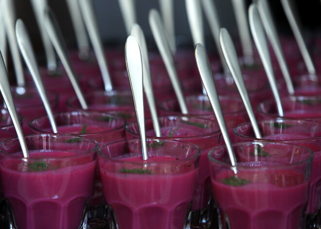 Latvieši nevar beigt strīdēties: drīkst vai nedrīkst likt desu aukstajā zupā?