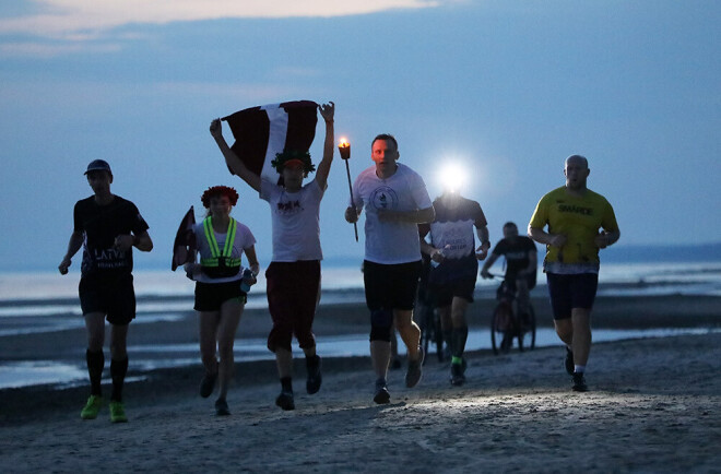 Uzsākot skrējienu Krāslavā, starts tika divām komandām – Ziemeļaustrenis un Dienvidaustrenis, kuras, izgaismojot sev ceļu ar lāpu, devās pretī viena otrai, katra pa savu Latvijas pusi, lai satiktos Kolkas ragā.