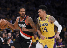 Trevors Ariza (pa kreisi) cīņā ar Deniju Grīnu.