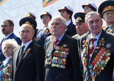 Vladimirs Putins un kara veterāni Uzvaras dienas parādē.