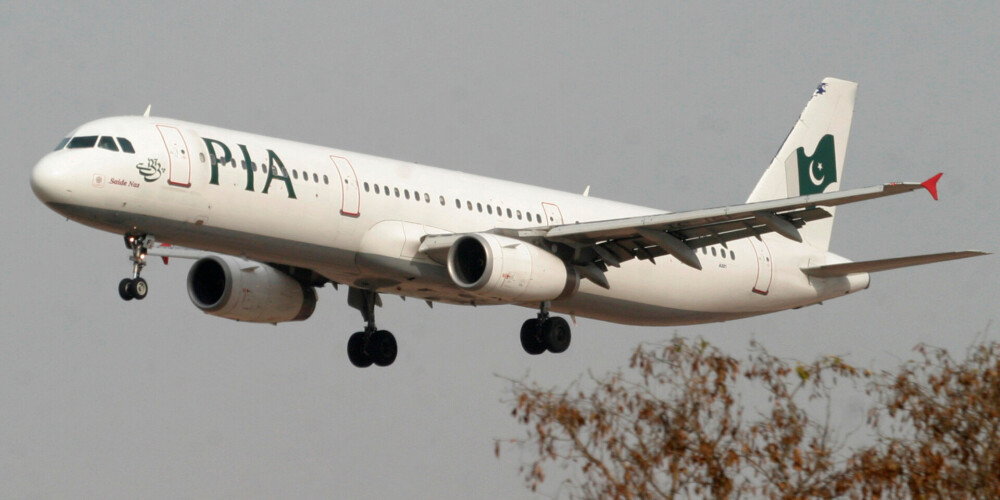 Pakistānas ministrs atklāj šokējošu patiesību par pilotiem, kuri valstī vada lidmašīnas