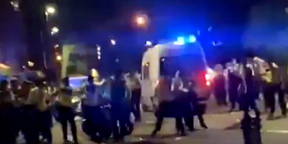 Improvizēta ballīte Londonas ielās pāraug vardarbībā un 15 policistu savainošanā