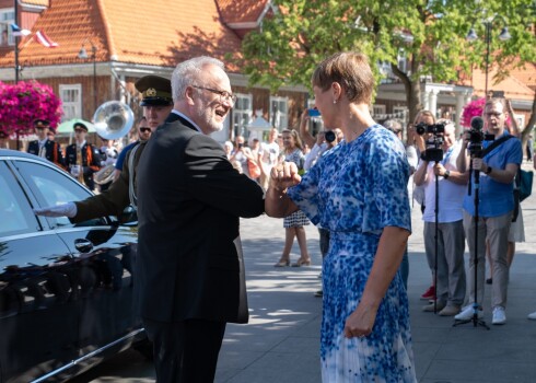 Igaunijas un Latvijas prezidentu sasveicināšanās Kuresāres centrā bija neierasta – viņi nevis sarokojās, bet gan sasitās ar elkoņiem.