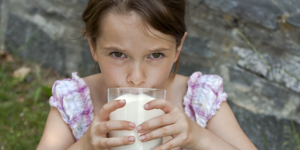 Daudzi joprojām izvairās iegādāties pienu ar ilgu derīguma termiņu. Vai tiešām pamatoti?