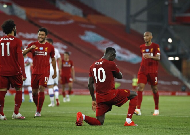 "Liverpool" futbolisti pēc 30 gadu pārtraukuma atgriežas Anglijas čempionu tronī