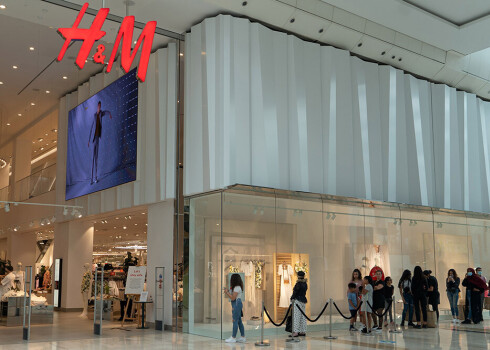 H&M norāda, ka otrajā ceturksnī ciet bijuši aptuveni 80% veikalu.