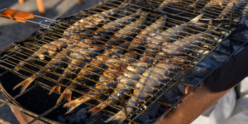 Grilētas reņģes ar pētersīļu mērci