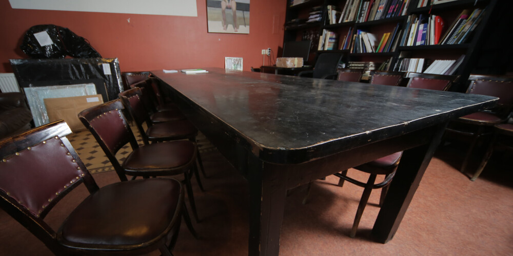 Latvijas noslēpumi: divi īpaši galdi Latvijas Mākslas akadēmijas telpās