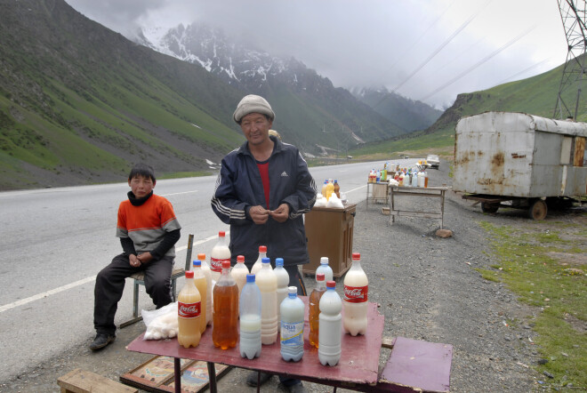 Gani piepelnās, ceļa malā tirgojot piena produktus.
