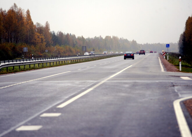 Karstuma dēļ autoceļu atsevišķos posmos veidojas slidenas svīdumu vietas