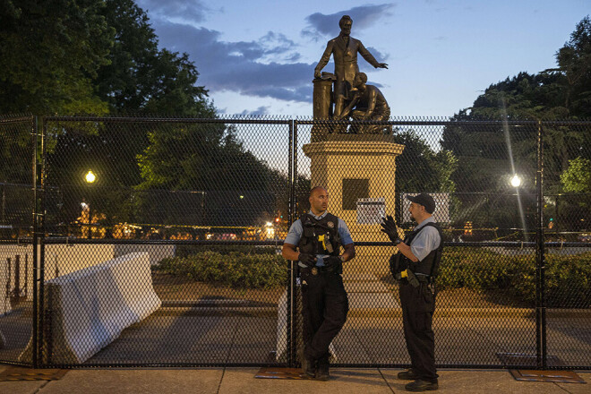 Policija apsargā pieminekli Linkolna parkā.