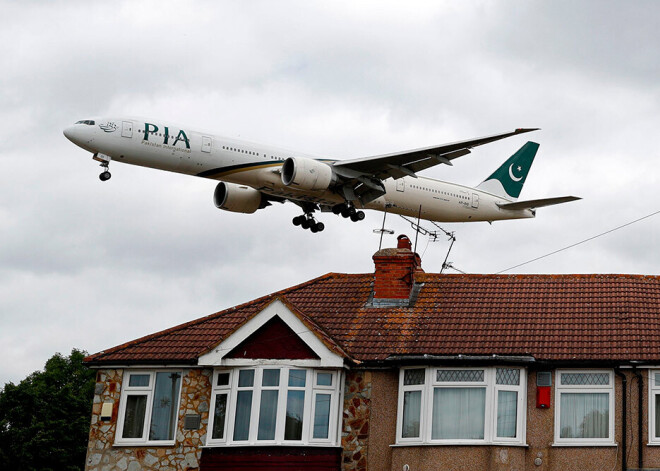 Skandāls Pakistānā: trešdaļai valsts aviosabiedrības pilotu ir viltotas licences