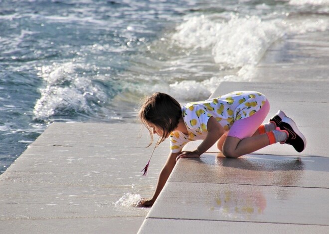 Как не заразиться коронавирусом на пляже и во время купания: советы врача