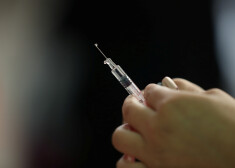 A nurse prepares a vaccine as part of the start of the seasonal flu vaccination campaign as a preventive measure due to the outbreak of coronavirus disease (COVID-19), in Santiago, Chile, March 16, 2020. Picture taken March 16, 2020. REUTERS/Ivan Alvarado