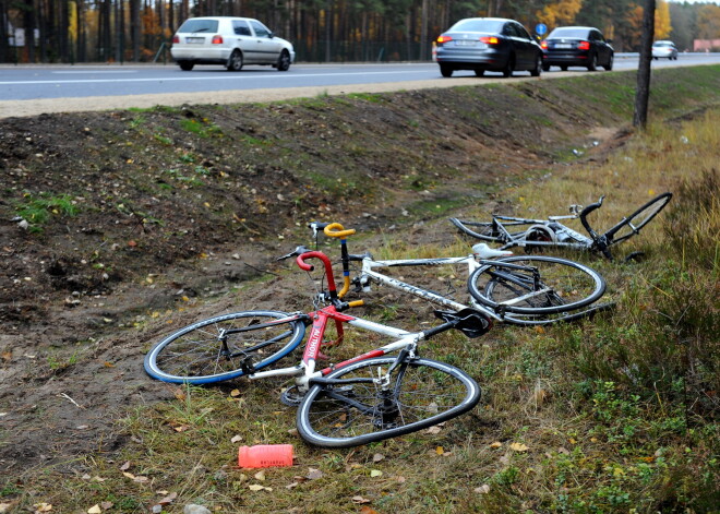 Izvairoties no sadursmes ar dzīvnieku, autovadītājs Olaines novadā notriec velosipēdistu