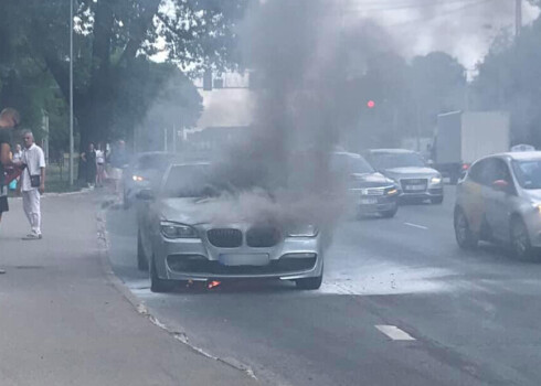 Видео: в Риге сгорела BMW