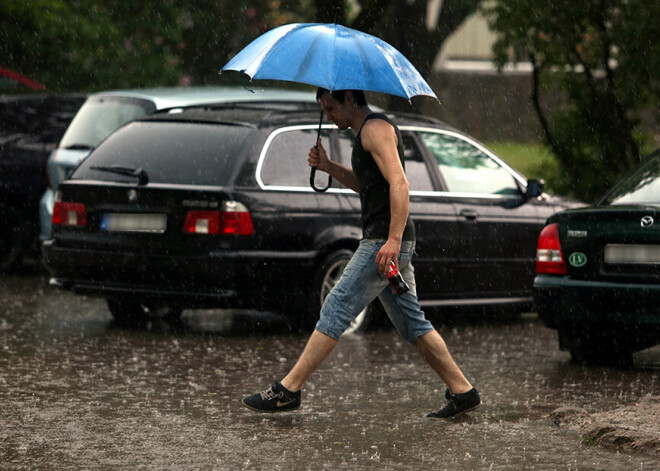 Pirmdiena Latvijā atnesīs pērkona negaisu, lietu un krusu