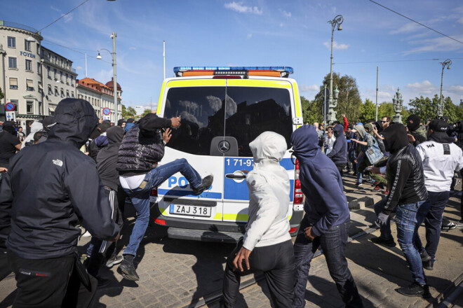 Mierīgais protests pret rasismu Zviedrijā pārauga grautiņos.